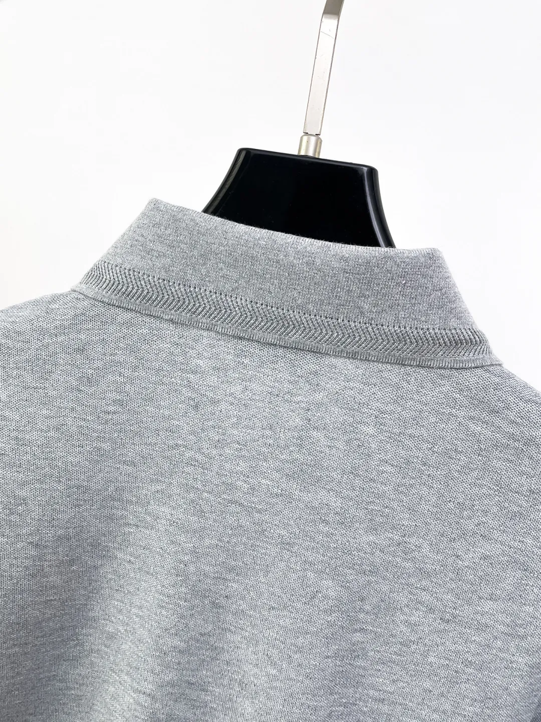 Burberry New Arrival long-sleeved Polo shirt, original fabric, official Same Style, made of 260 grams of pure cotton pique fabric, custom-made in the same vat, feels very comfortable and smooth, very wide and stylish, produced by a first-line brand Factory. The collar and collar ribs are woven with imported yarn and will not deform after long-term wear. The most New Arrival style in spring and summer, fashionable and individual, super Versatile and good-looking, very suitable for both men and women, a must-have style. Size: S-XXL